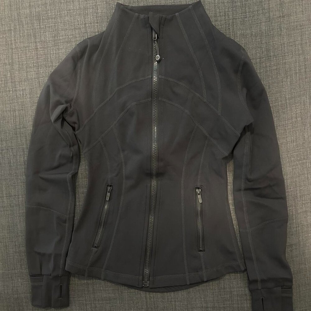 Lululemon Women s Black and Grey Jacket